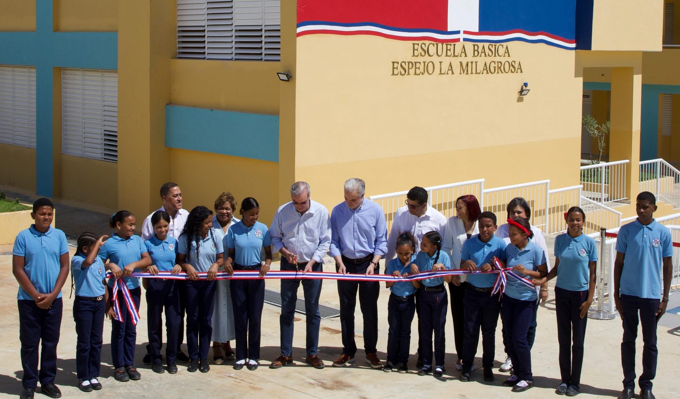 Abinader inaugura una escuela básica en Santo Domingo Este
