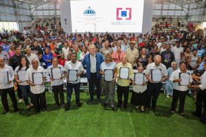 Abinader entrega 2,000 títulos de propiedad en Los Guandules