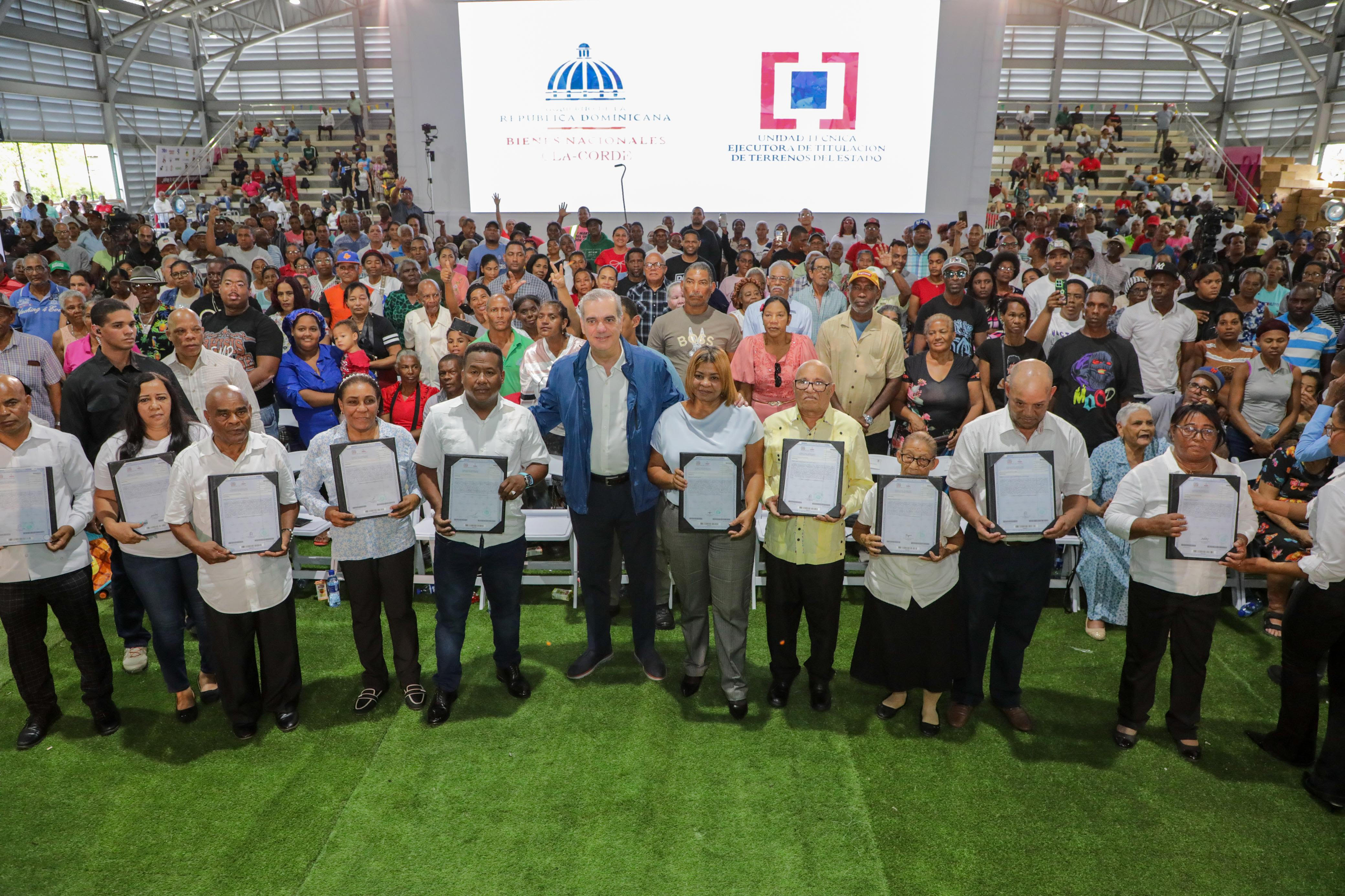 Abinader entrega 2,000 títulos de propiedad en Los Guandules imagen