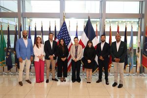 Embajada de EU anuncia becas negocios para siete jóvenes RD