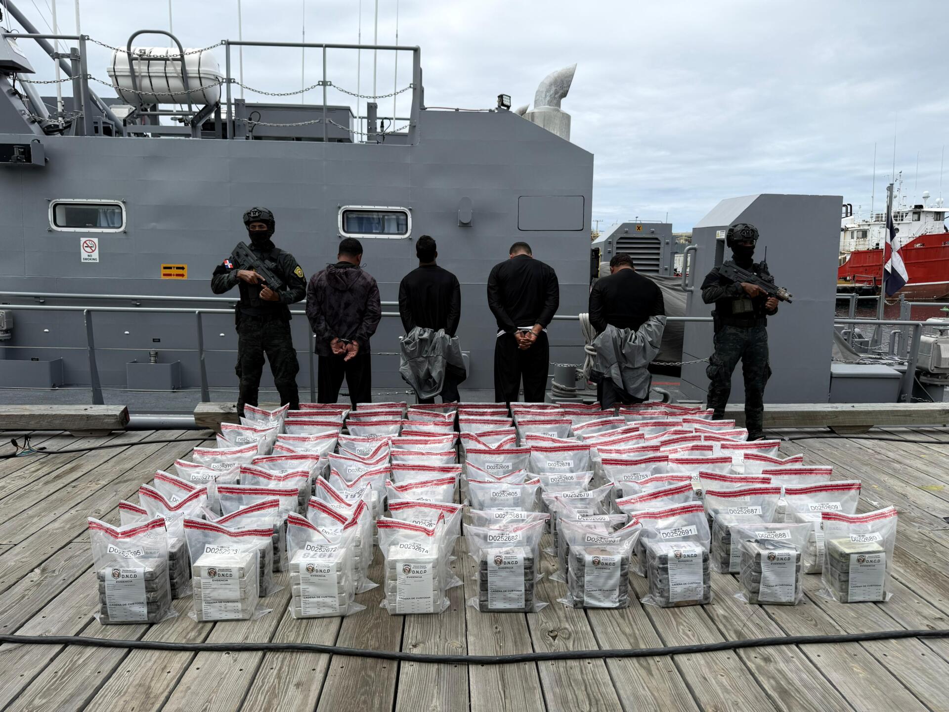 Autoridades de R. Dominicana decomisan 450 paquetes drogas