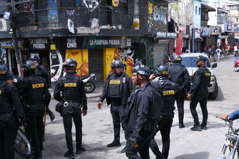 Intervienen calle 42 Capotillo y arrestan a siete por drogas
