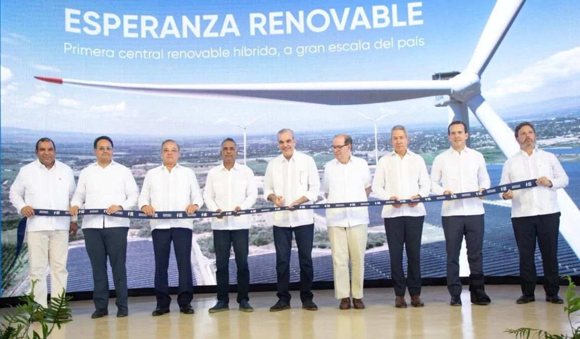 Luis Abinader inaugura primera central híbrida eólica-solar RD