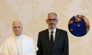 Primer ministro Haití obsequia al papa camiseta equipo fútbol
