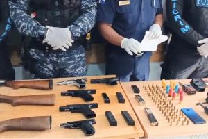 Barahona: Policía arresta a seis y ocupa armas en allanamientos