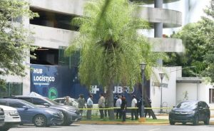 Hombre muere tras caer desde el cuarto piso de plaza Central Hombre muere tras caer desde el cuarto piso de plaza Central