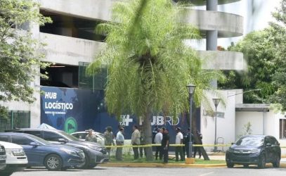 Hombre muere tras caer desde el cuarto piso de plaza Central
