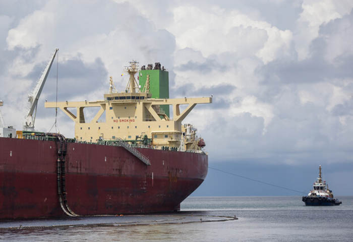 El petróleo cae por debajo de los 110 dólares pese a tensiones