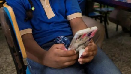 Educación prohíbe celulares en nivel inicial y limitados primaria