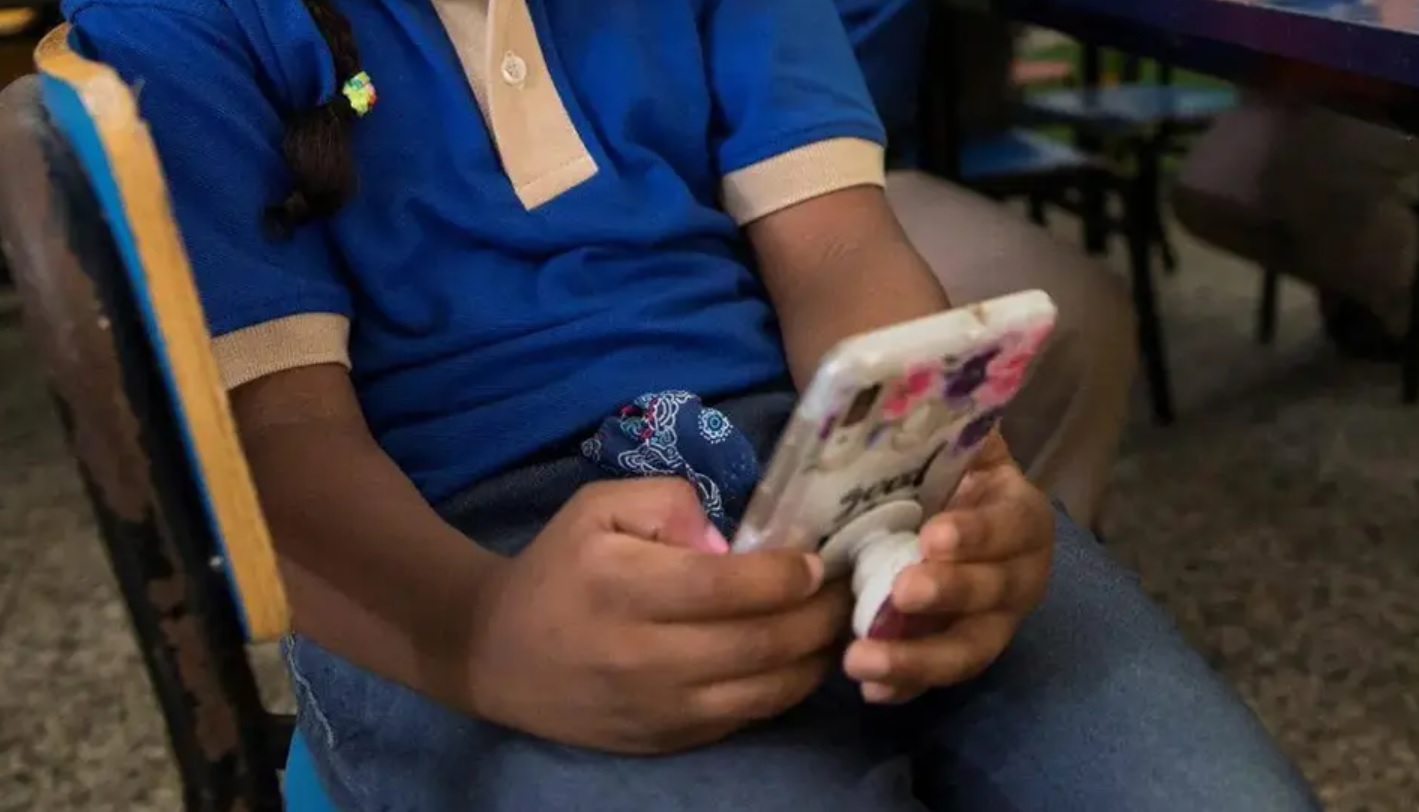 Educación prohíbe celulares en nivel inicial y limitados primaria