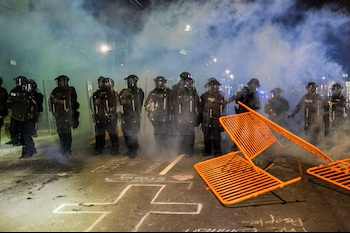 EU: Violentos disturbios frente a un centro detención en Newark
