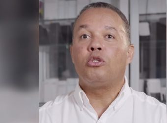 Hombre muere tras caer desde el cuarto piso de plaza Central Hombre muere tras caer desde el cuarto piso de plaza Central