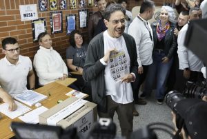 COLOMBIA: Candidatos votan; comicios siguen con normalidad