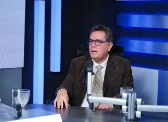 Jurista Jottin Cury respalda la regulación de las encuestas