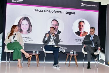 BHD expone su oferta para mujeres mayores en congreso