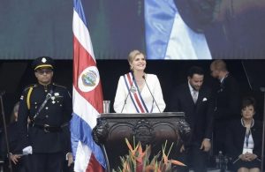 Fernández jura como segunda mujer presidenta de Costa Rica