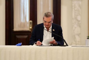 Abinader crea comisión para transformar sistema educativo