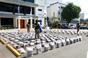 DNCD ocupa 1,295 paquetes de cocaina, arresta cuatro hombres