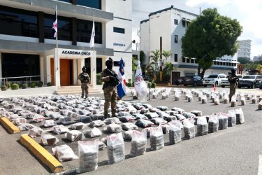 DNCD ocupa 1,295 paquetes de cocaina, arresta cuatro hombres