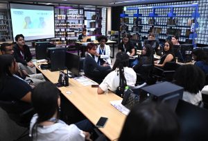 Jóvenes exigen transformación radical de la política tradicional