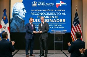 Abinader recibió en Miami un  reconocimiento de universidad