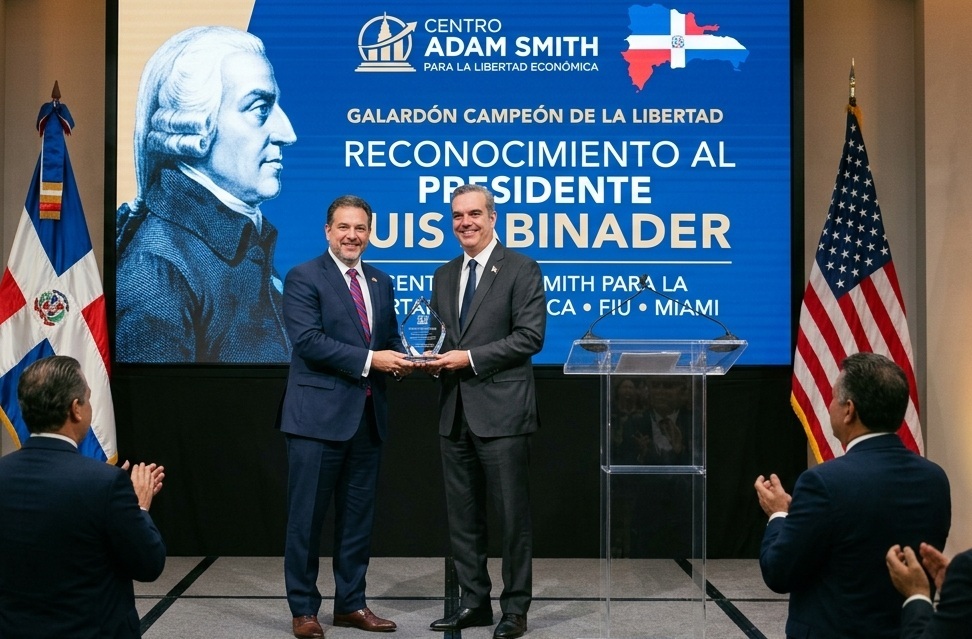 Abinader recibió en Miami un  reconocimiento de universidad