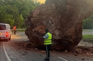 Cae enorme roca y bloquea tramo en Autovía del Nordeste