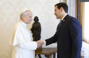 Tras críticas de Trump, el Papa recibe a Rubio en el Vaticano
