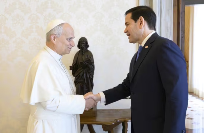 Tras críticas de Trump, el Papa recibe a Rubio en el Vaticano
