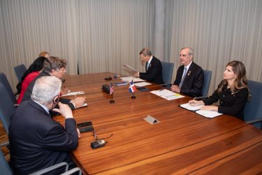 Abinader y funcionarios de EU e  Israel y se reúnen en Costa Rica