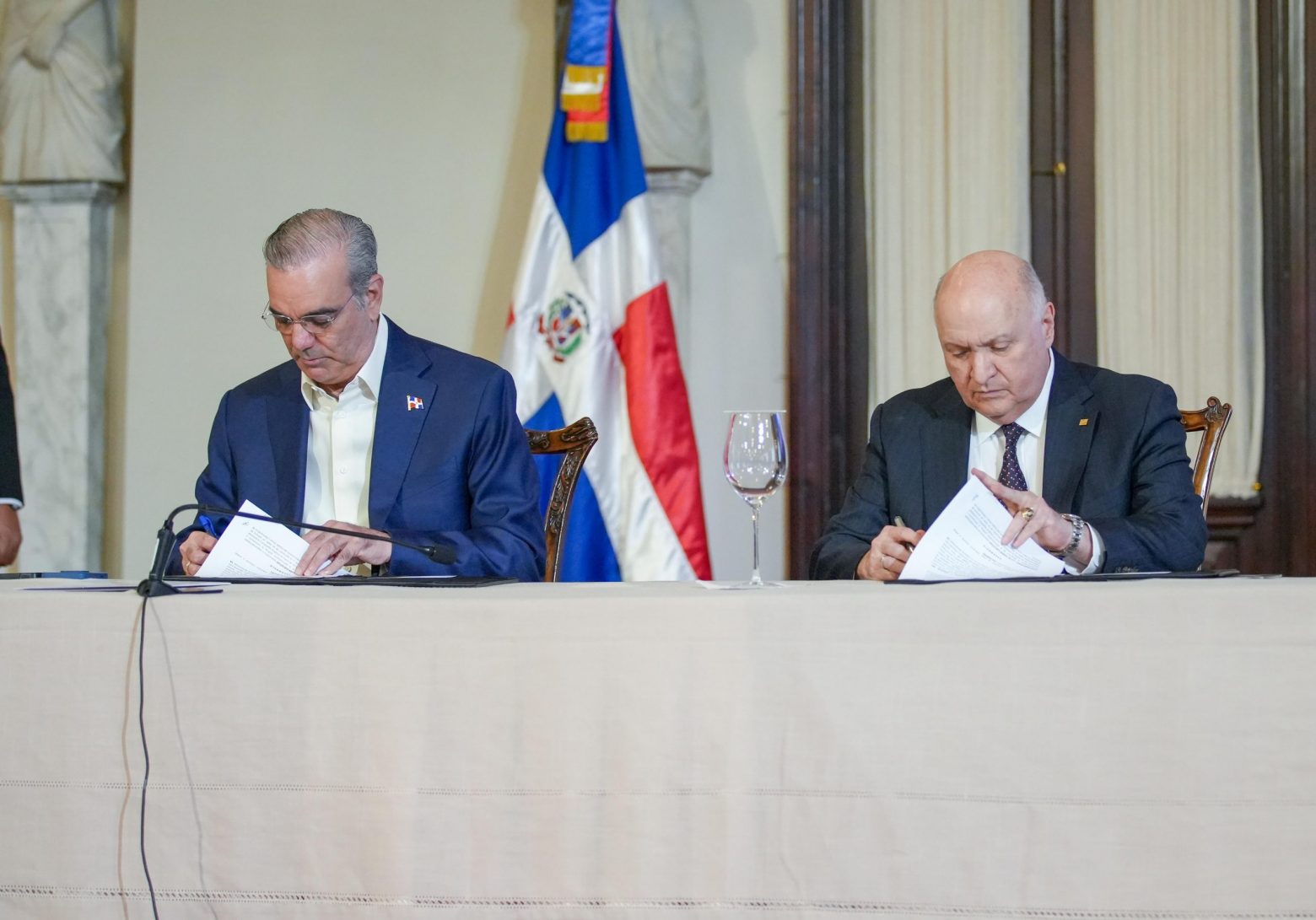 Abinader y Finjus firman alianza   busca blindar seguridad jurídica
