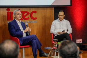Abinader aboga por equilibrio en la eficiencia económica y social