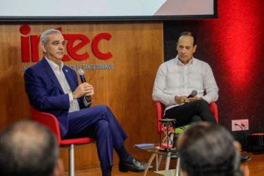 Abinader aboga por equilibrio en la eficiencia económica y social