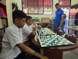 INEFI realiza exitosa simultánea de ajedrez en el Colegio CELA
