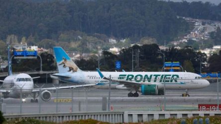 Transeúnte muere arrollado por un avión en aeropuerto Denver