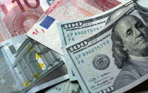 Dólar bajó 23 cts. y el euro 3; eran vendidos $59.71 y $72.73