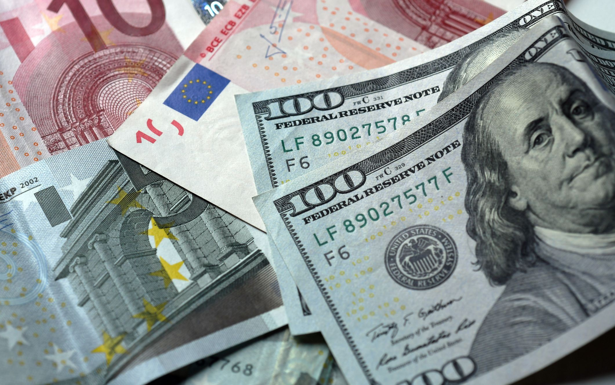 Dólar bajó 16 cts. y euro subió; eran vendidos $59.94 y $72.76