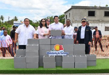 Ministerio de Turismo inicia obra en Las Clavellinas de Azua Ministerio de Turismo inicia obra en Las Clavellinas de Azua