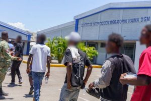 DGM detiene 957 extranjeros y deporta 967 por frontera Haití