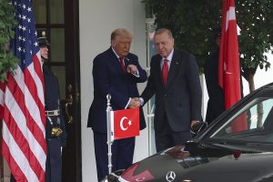 Turquía traslada a Trump apoyo para poner fin a guerra en Irán