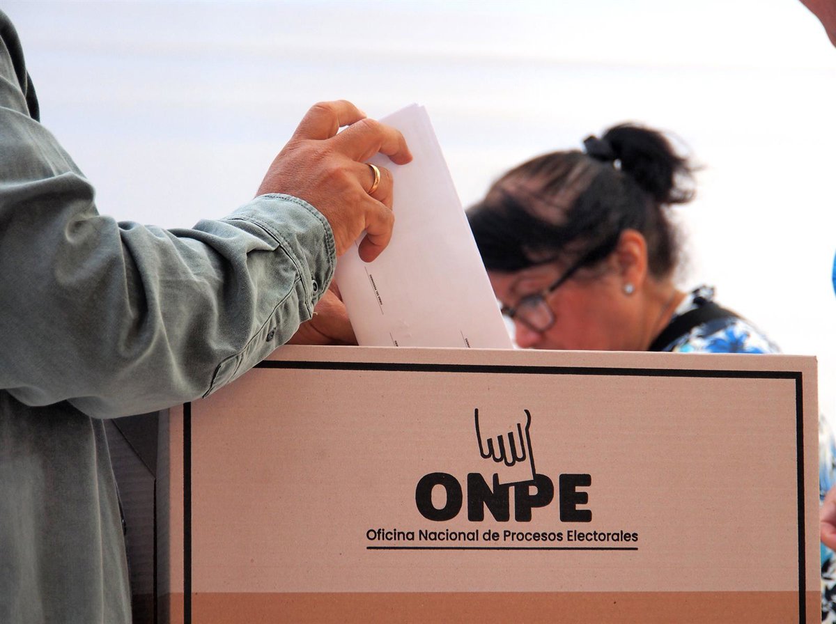 PERU: Defensor descarta fraude y reconoce «hechos irregulares»