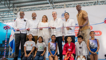 Presidente dominicano entrega pabellones deportivos en LR