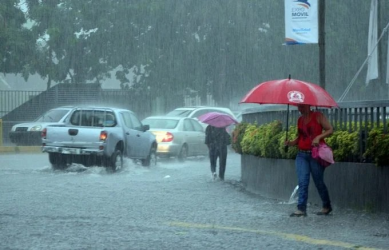 Una vaguada genera lluvias este viernes, pero con calor intenso