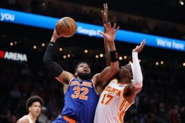 Nueva York aplastó a los Hawks con trilpe-doble de Karl Towns