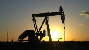 Petróleo sube más de 5% por tensión Ormuz y despliegue EU