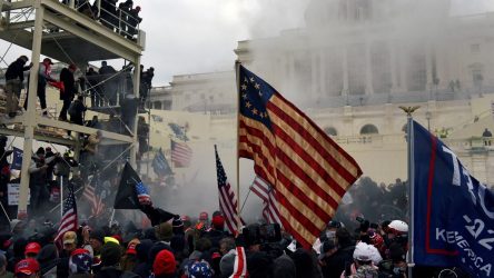 EEUU: Expolicías defendieron el Capitolio demandan a Trump