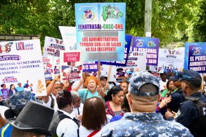 Trabajadores salud protestan por los bajos salarios en la RD