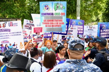 Trabajadores salud protestan por los bajos salarios en la RD