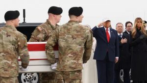 EEUU: Trump rinde homenaje a los militares muertos en Irán