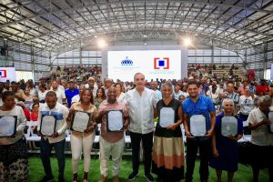 Abinader entrega 1,500 títulos en sector Nuevo Domingo Savio Abinader entrega 1,500 títulos en sector Nuevo Domingo Savio